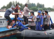 Di Abdya Polisi Bagikan Takjil untuk Nelayan di Tengah Laut