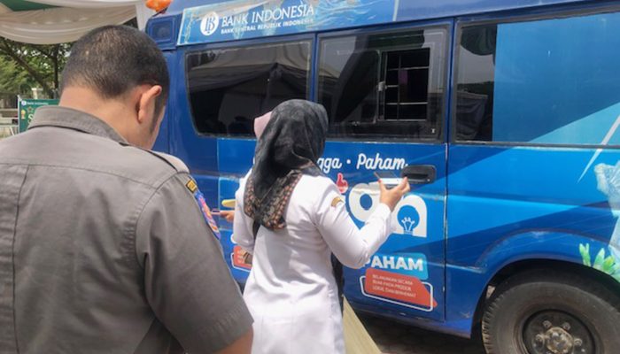 Susah Payah Menukar Rupiah