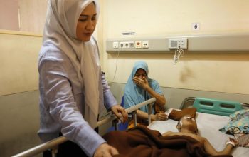 Kunjungi Bocah Penderita Tumor Ganas di RSUDZA, Istri Gubernur Aceh Beri Santunan dan Motivasi