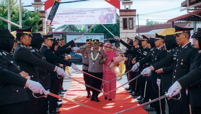 Tiba di Mapolres, AKBP Ahzan Disambut Tradisi Pedang Pora