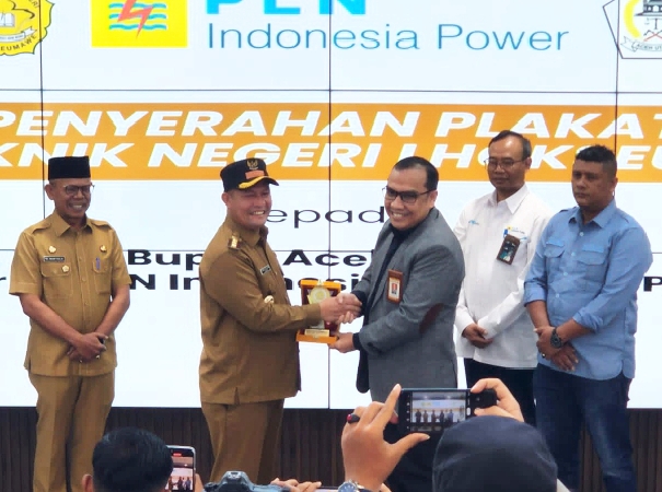 Penyerahan cinderamata dari Direktur PNL Dr (C) Ir Rizal Syahyadi, ST, M.Eng.Sc, IPM, ASEAN.Eng, APEC.Eng kepada Bupati Aceh Utara H Ismail A Jalil, SE, MM. (Foto: Humas Pemkab)