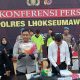 Waka Polres Lhokseumawe, Kompol Salmidin, S.E., M.M., didampingi Kasat Reserse Narkoba, AKP. Saiful Kamal, S.T.K., S.I.K., M.A, memperlihatkan barang bukti narkotika jenis sabu yang diamankan dari dua tersangka dalam kenferensi pers yang berlangsung di Mapolres, Senin, 28 April 2025. (Foto: Byklik.com)