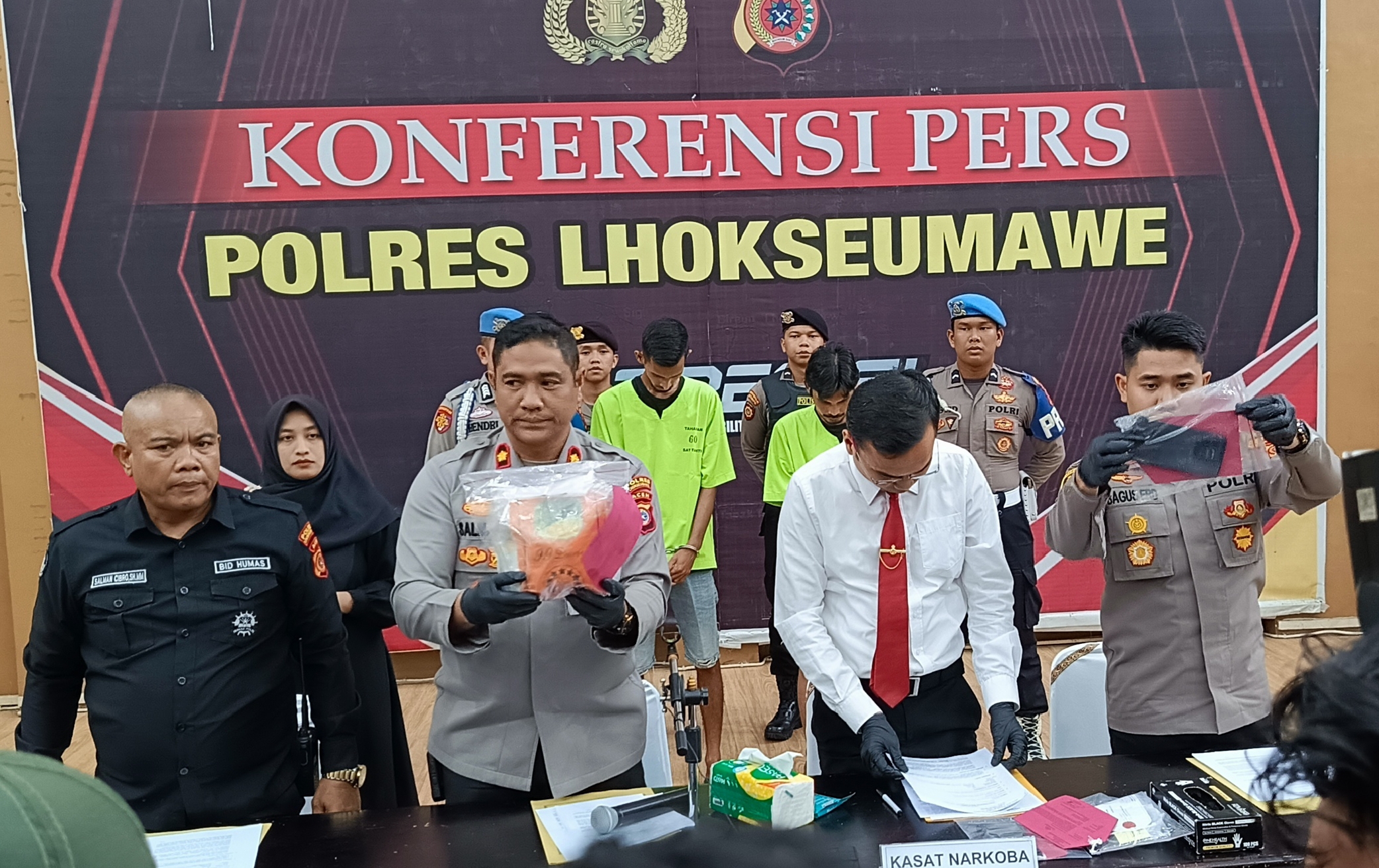 Waka Polres Lhokseumawe, Kompol Salmidin, S.E., M.M., didampingi Kasat Reserse Narkoba, AKP. Saiful Kamal, S.T.K., S.I.K., M.A, memperlihatkan barang bukti narkotika jenis sabu yang diamankan dari dua tersangka dalam kenferensi pers yang berlangsung di Mapolres, Senin, 28 April 2025. (Foto: Byklik.com)