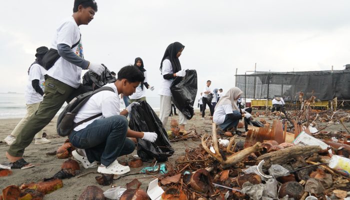 Unimal Gelar Gerakan Bersih Pantai Ujong Blang