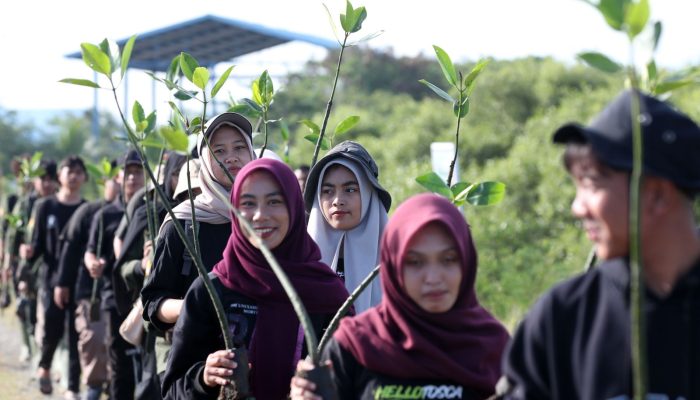Peringati Hari Bumi, FJL dan Mahasiswa USK Tanam Mangrove di Lahan Konservasi