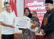 Wali Kota Lhokseumawe Serahkan Dana Bantuan Pendamping Pasien Penyakit Kronis