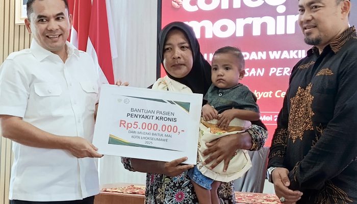 Wali Kota Lhokseumawe Serahkan Dana Bantuan Pendamping Pasien Penyakit Kronis