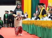 Tangisan, Tekad, dan Prestasi: Tiga Kisah Menggetarkan Hati dari Wisuda USK