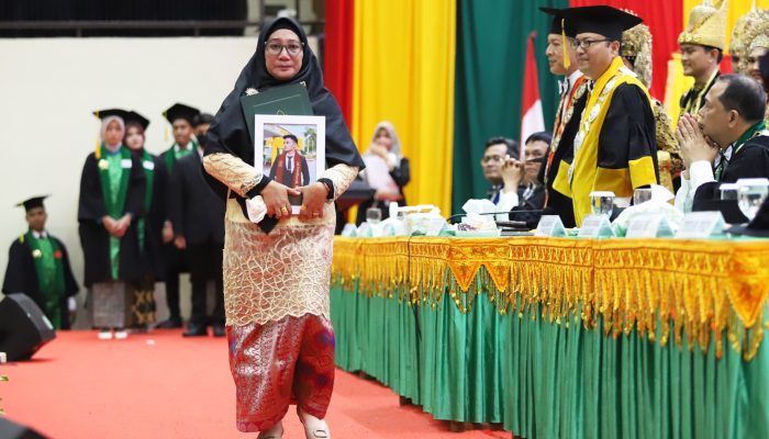 Tangisan, Tekad, dan Prestasi: Tiga Kisah Menggetarkan Hati dari Wisuda USK