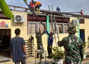 TNI dan BPBD Perbaiki SDIT Darul Mukhlisin Aceh Tamiang yang Dihempas Puting Beliung