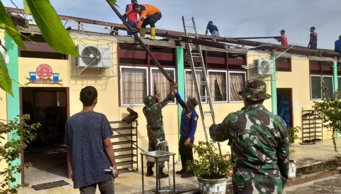 TNI dan BPBD Perbaiki SDIT Darul Mukhlisin Aceh Tamiang yang Dihempas Puting Beliung