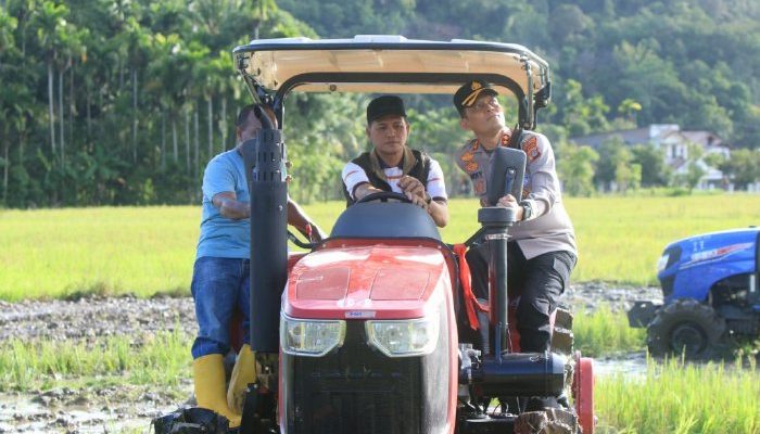Bupati Mirwan Luncurkan “BASAGA”, Petani Aceh Selatan Dapat Layanan Bajak Sawah Gratis