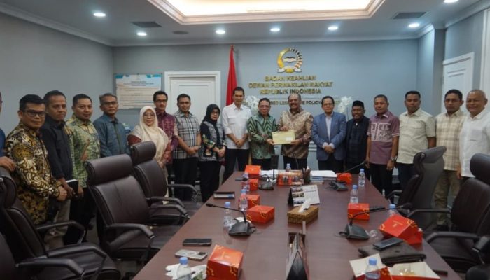 Plt. Sekda Aceh Serahkan Draft Revisi UUPA ke Sekjen DPR RI