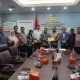 Plt. Sekda Aceh, M Nasir, bersama Tim Revisi UUPA, menyerahkan draf revisi UUPA