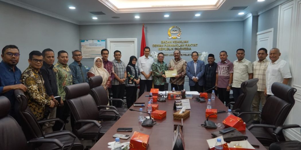 Plt. Sekda Aceh, M Nasir, bersama Tim Revisi UUPA, menyerahkan draf revisi UUPA