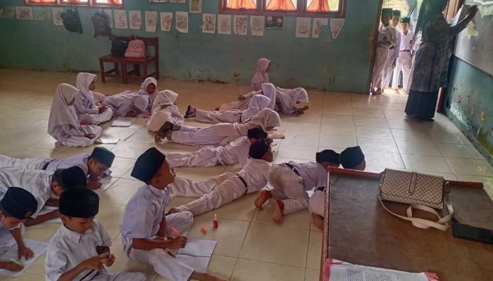 Tidak Ada Kursi dan Meja, Siswa SD Negeri di Aceh Timur Belajar di Lantai