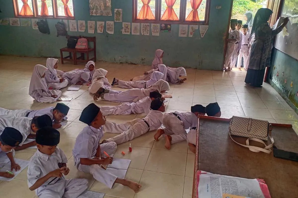 siswa sdn aceh timur belajar di lantai
