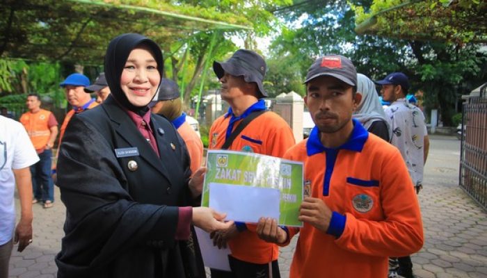 Wali Kota Banda Salurkan Zakat bagi 562 Pasukan Oranye