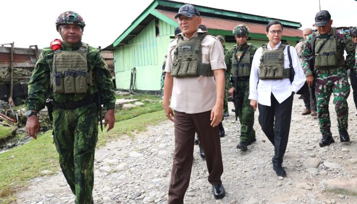 Menhan dan Menkeu Kunjungi Prajurit TNI di Garis Terdepan Papua