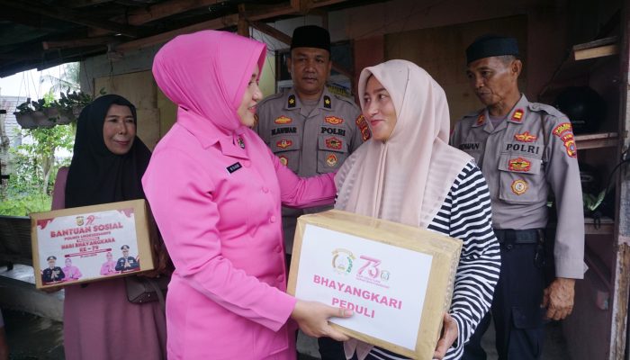 Kapolres Lhokseumawe dan Ketua Bhayangkari Anjangsana ke Keluarga Personel