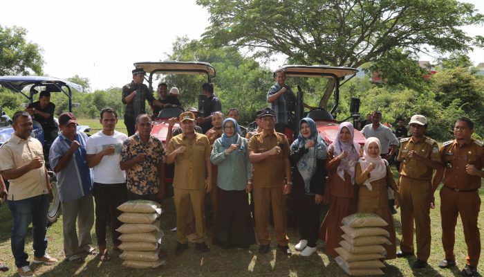 Wali Kota Lhokseumawe Serahkan Bantuan Traktor dan Benih ke Petani