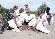 PT PIM Bersihkan Pantai dan Tanam Ratusan Pohon di Hari Lingkungan