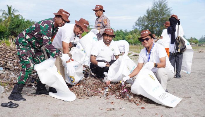 PT PIM Bersihkan Pantai dan Tanam Ratusan Pohon di Hari Lingkungan