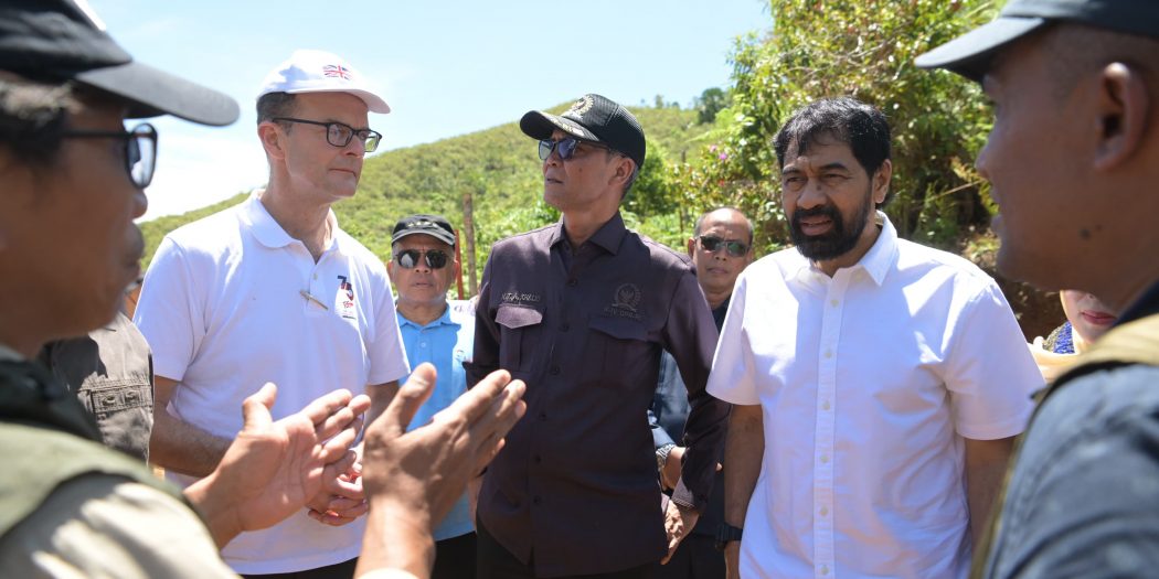 Gubernur Aceh Muzakir Manaf bersama Duta Besar Inggris untuk Indonesia Dominic Jermey dan Anggota DPR RI T.A. Khalid