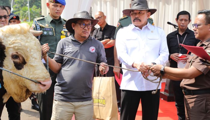 Jaksa Agung Serahkan Hewan Qurban kepada Panitia Qurban Lingkungan Kejagung