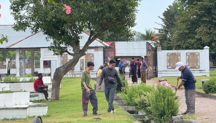 Milad ke-56: UIN Sultanah Nahrasiyah Bersihkan Makam Tokoh Perempuan Aceh