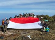 Tim Ekspedisi Hari Bhayangkara Bentangkan Merah Putih di Puncak Gunung Leuser