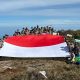pembentangan bendera merah putih di titik tertinggi Gunung Leuser