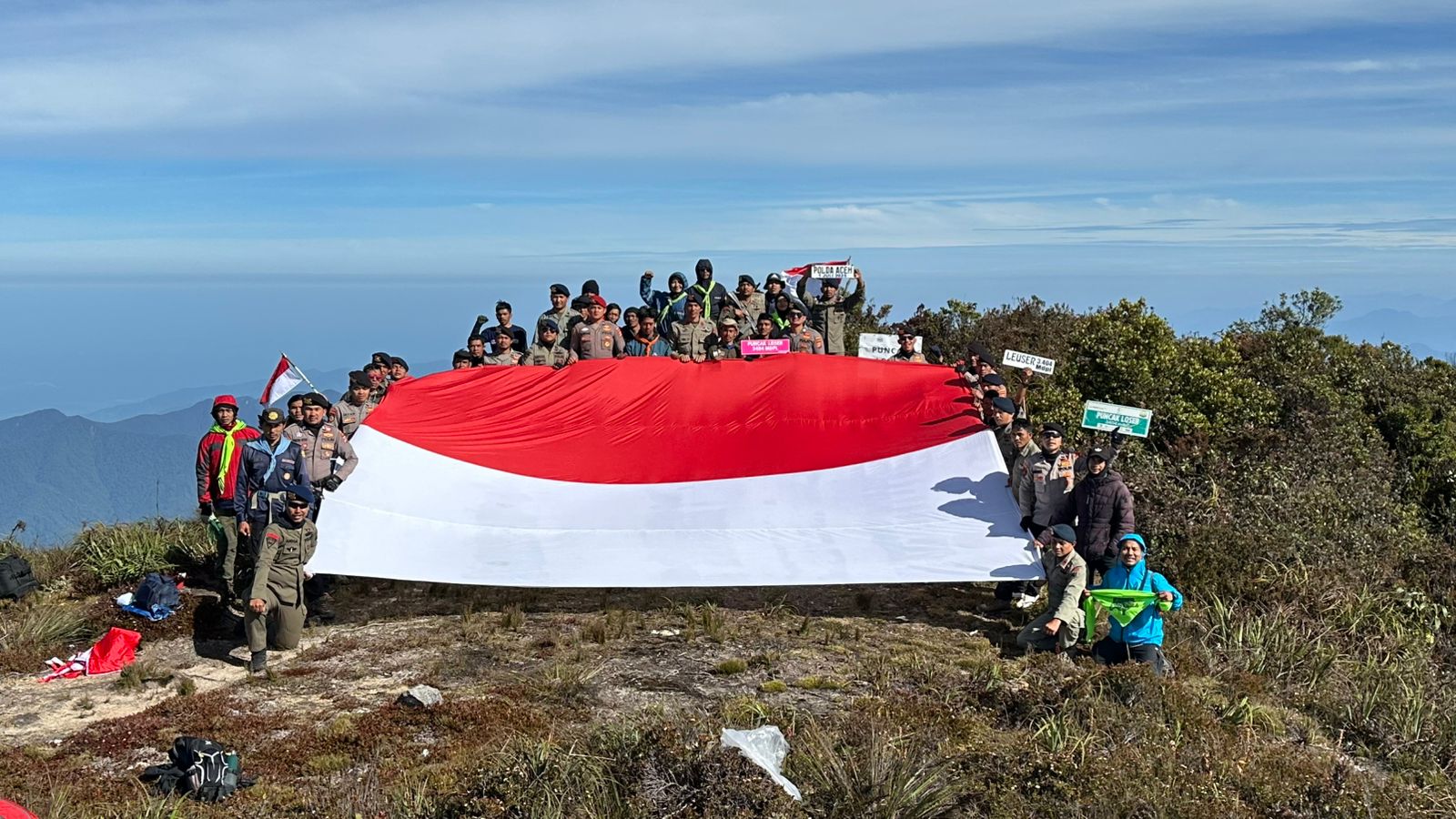 pembentangan bendera merah putih di titik tertinggi Gunung Leuser