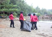 Personel Polda Aceh menggelar aksi bersih-bersih pantai di kawasan Ulee Lheue, Kota Banda Aceh
