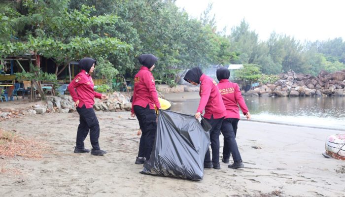 Polda Aceh Bersihkan Pantai Ulee Lheue Sambut Hari Bhayangkara