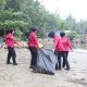 Personel Polda Aceh menggelar aksi bersih-bersih pantai di kawasan Ulee Lheue, Kota Banda Aceh