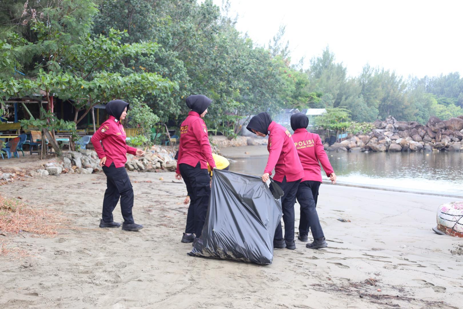 Personel Polda Aceh menggelar aksi bersih-bersih pantai di kawasan Ulee Lheue, Kota Banda Aceh