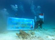 Ditpolairud Polda Aceh Kibarkan Bendera Merah Putih di Dasar Laut Sabang