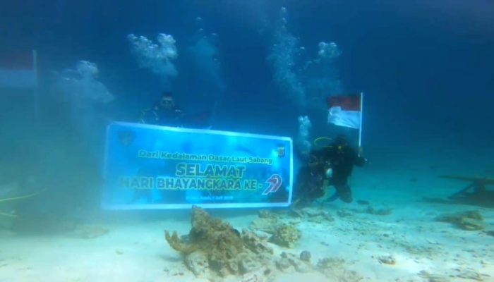 Ditpolairud Polda Aceh Kibarkan Bendera Merah Putih di Dasar Laut Sabang