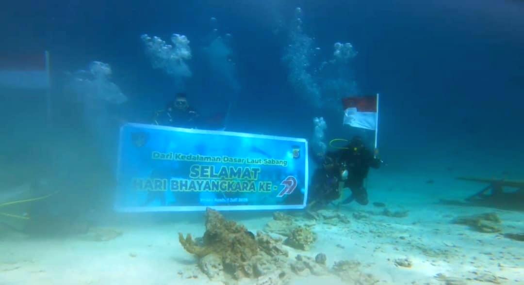 pengibaran bendera Merah Putih di dasar laut perairan Sabang