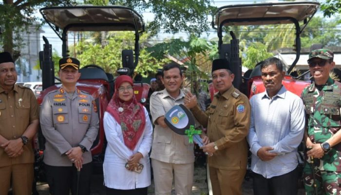 Wagub Aceh Serahkan Bantuan Alsintan untuk Tiga Kabupaten