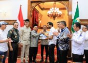 Mualem Serahkan Usulan Pembangunan Terowongan Geurutee ke Menteri PPN/Bappenas