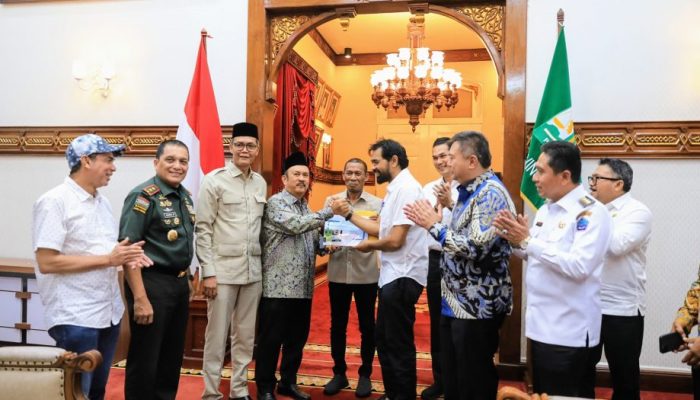 Mualem Serahkan Usulan Pembangunan Terowongan Geurutee ke Menteri PPN/Bappenas