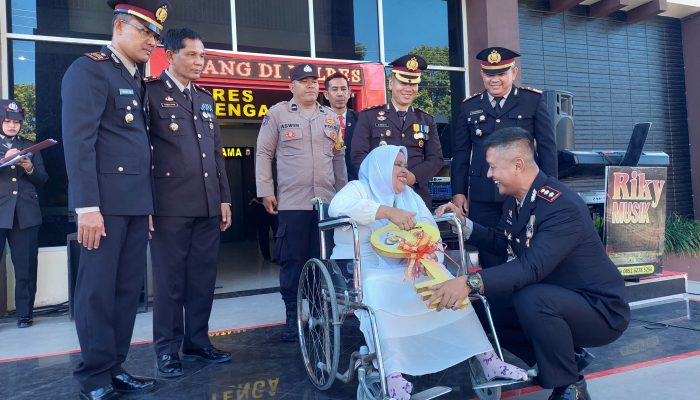Impian Rosmaini Terwujud, Kapolres Aceh Tengah Serahkan Kunci Rumah Layak Huni