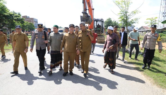 Ayah Wa Pimpin Pembersihan Sampah di Kecamatan Meurah Mulia