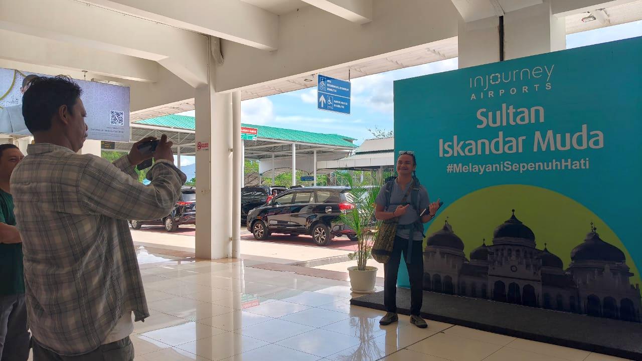 Bandara Internasional Sultan Iskandar Muda (SIM) di Kabupaten Aceh Besar, Provinsi Aceh