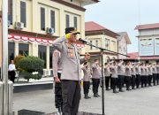 Kapolres Lhokseumawe AKBP Dr. Ahzan, memimpin apel pagi di halaman Mapolres Lhokseumawe, Senin, 11 Agustus 2025. (Foto: Humas Polres Lhokseumawe)