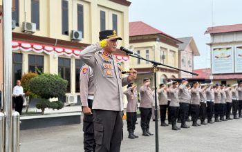 Kapolres Lhokseumawe AKBP Dr. Ahzan, memimpin apel pagi di halaman Mapolres Lhokseumawe, Senin, 11 Agustus 2025. (Foto: Humas Polres Lhokseumawe)