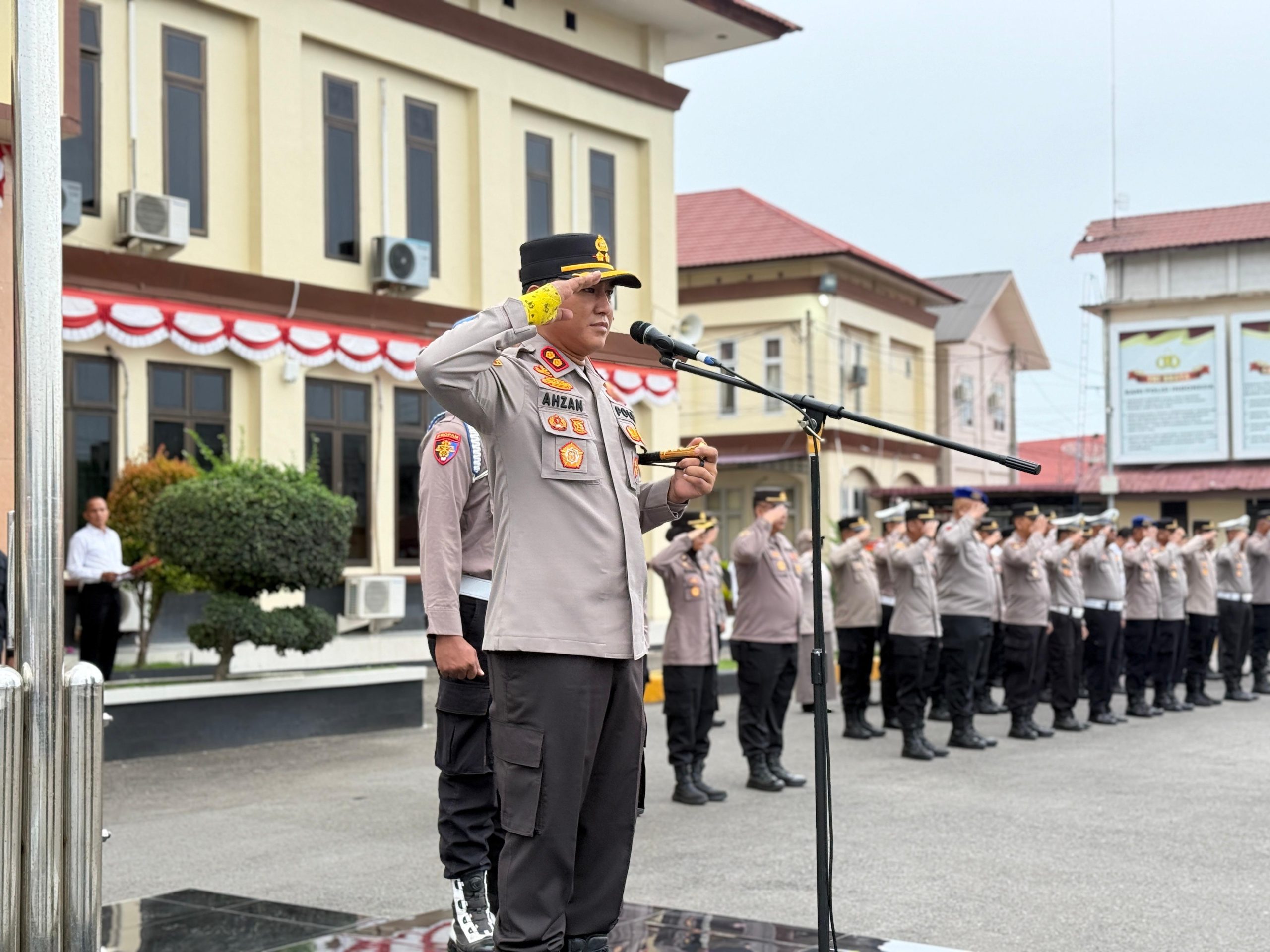 Kapolres Lhokseumawe AKBP Dr. Ahzan, memimpin apel pagi di halaman Mapolres Lhokseumawe, Senin, 11 Agustus 2025. (Foto: Humas Polres Lhokseumawe)