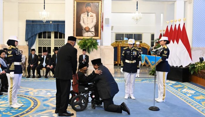 Presiden Prabowo Anugerahkan Bintang Jasa Utama kepada Teungku Nyak Sandang